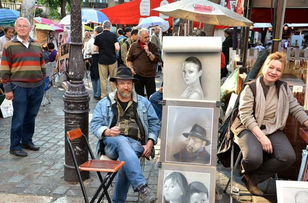 Paris / Fransa - 24 Eylül 2011: sanatçıların Montmartre içinde çalışmalarını görüntülemek. Montmartre Paris nerede birçok önemli sanatçı yaşadığı ve çalıştığı yer.