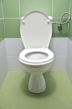 Arka plan beyaz ve yeşil çinilerle sifonu