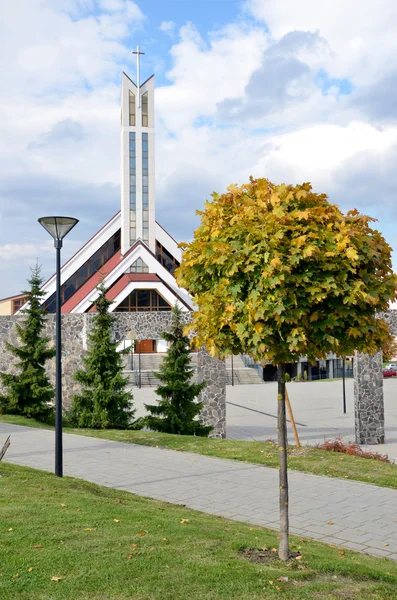Современная христианская церковь в Словакии на солнце — стоковое фото