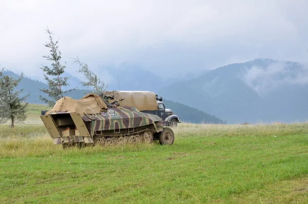 Historische re-enactment van World War 2 slag - gepantserde vervoermiddel en soldaten gekleed in Duitse nazi-uniformen — Stockfoto