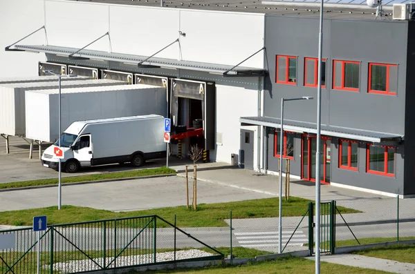 Modern Lojistik Merkezi, beyaz van ve römork altında bekleyen rampa