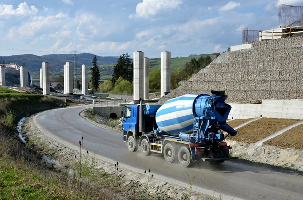 Vierachsiger LKW-Mixer auf der Straße nahe Autobahn im Bau — Stockfoto