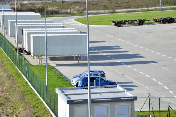Contenedores de carga en plaza de aparcamiento en complejo de centro logístico — Foto de Stock