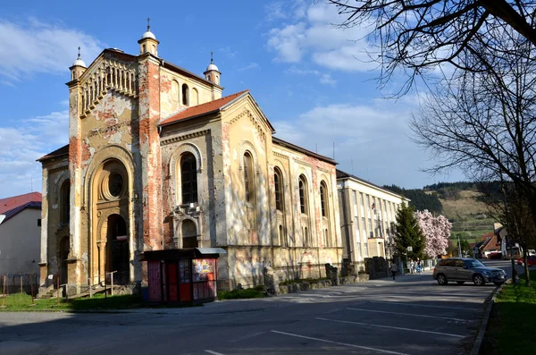 Opuszczona Synagoga żydowska w promieniach słońca na wiosnę. Widok z przodu z ulicy. — Zdjęcie stockowe