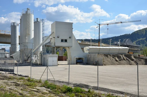 Planta de hormigón con carretera en construcción en segundo plano — Foto de Stock