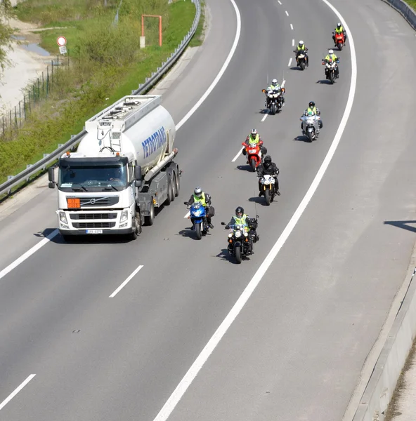 Цистерни вантажівка передує Група Мотоциклісти на Словацька шосе D1 — стокове фото