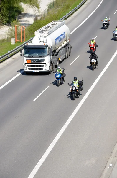 Zisterne LKW vor einer Gruppe von Motorradfahrern auf der slowakischen Autobahn d1 — Stockfoto