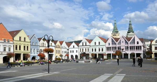 Mensen lopen, ontmoeten en genieten van hun vrije tijd op Marian plein, een deel ofhistoric centrum van de stad — Stockfoto