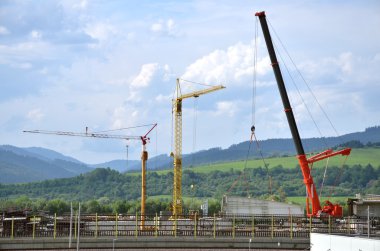 Otoyol inşaat sitesinde üç yüksek çalışma Vinçler