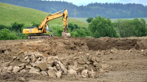 Koparka hydrauliczna żółty w procesie pracy na masa ziemi — Zdjęcie stockowe