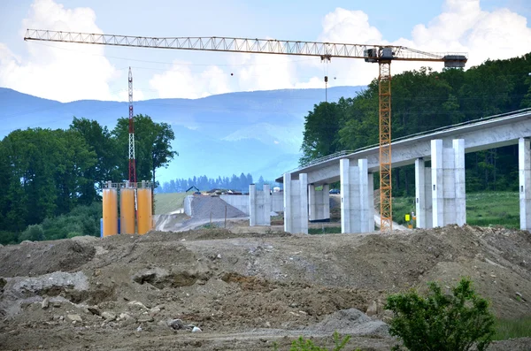 Turmdrehkran in der Baustelle am Abend (Straßenbau)) — Stockfoto