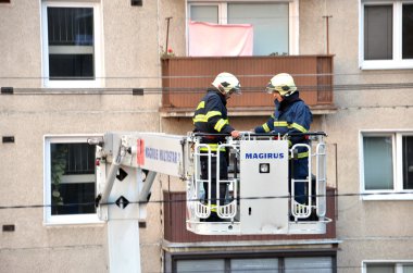 İtfaiye arabası, blok daireler arka planda teleskopik BOM sepet içine iki itfaiye uprise