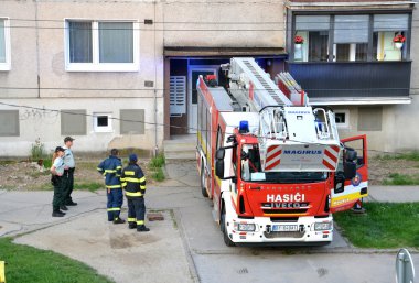 Eylem başında itfaiye yangın kamyon yanındaki iki polis memuru ile stand