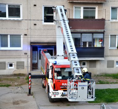 İtfaiyeci itfaiye arabası, blok daireler arka planda teleskopik BOM sepet içine uprise başlayacak