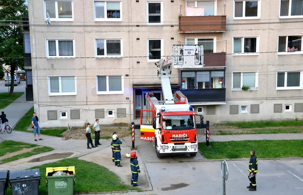 Bombeiros em início de ação com dois policiais ao lado do caminhão de bombeiros — Fotografia de Stock