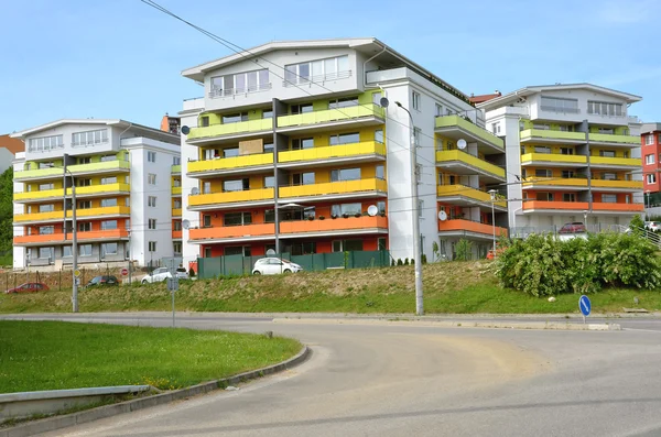 Группа цветных многоквартирных жилых домов рядом с общественным маршрутом — стоковое фото