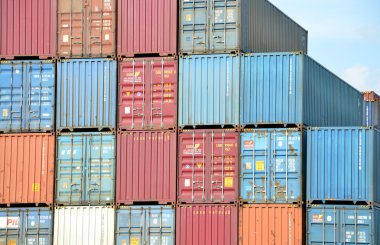 Kargo konteyner yığınlarda iç konteyner terminali 