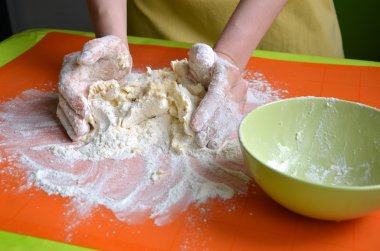 Nişasta ve tereyağı turuncu silikon yastık üzerinde bir hamur yapma süreci