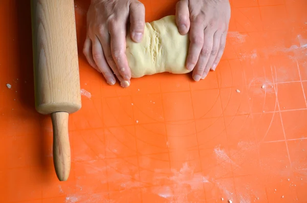 Processo de fazer uma massa de farina e manteiga na almofada de silicone laranja — Fotografia de Stock