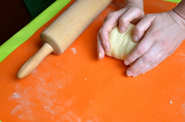 Процес приготування тіста з фаріни та масла на помаранчевій силіконовій подушці — стокове фото
