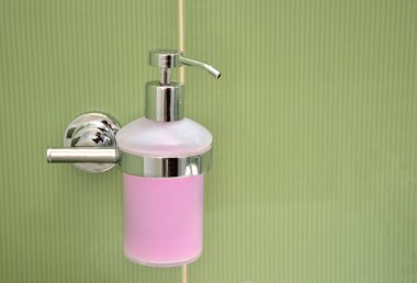 Sabit yeşil taş duvar banyo için mor köpük sabun konteyner dolu