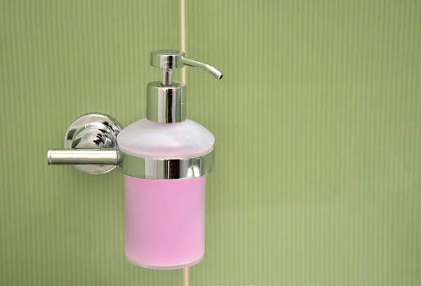 Tvål behållare fylld med lila skum fast till gröna kakel på vägg i badrum — Stockfoto