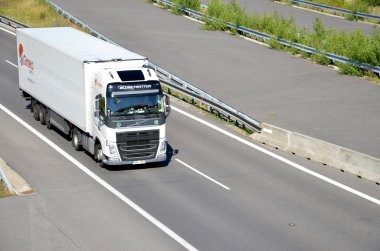 Yarı römork slovak D1 karayolu üzerinde bulunan beyaz hareketli Volvo kamyon birleştiğinde. 