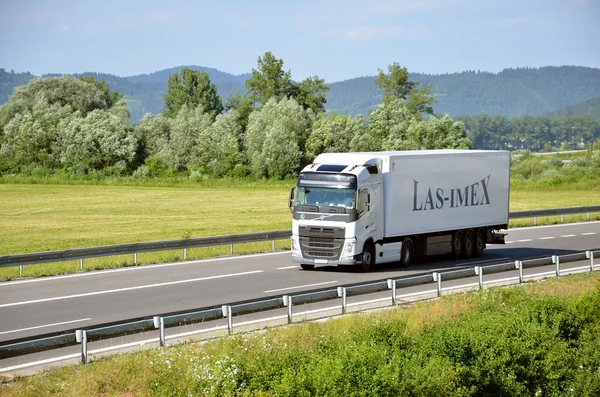 Yarı römork slovak D1 karayolu üzerinde bulunan beyaz hareketli Volvo kamyon birleştiğinde. 
