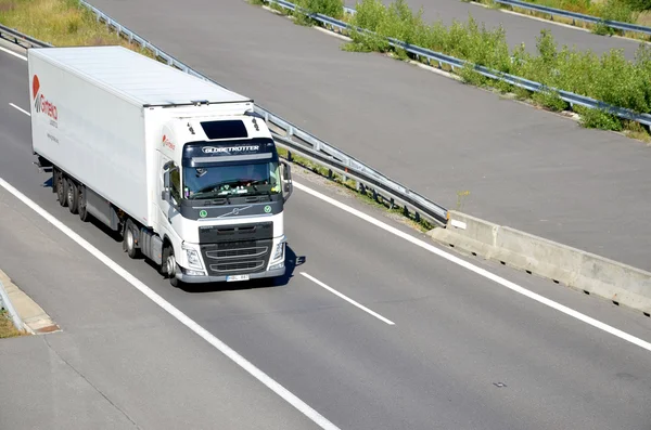 Yarı römork slovak D1 karayolu üzerinde bulunan beyaz hareketli Volvo kamyon birleştiğinde. 