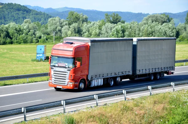 Roter Scania LKW mit Anhänger fuhr auf der slowakischen Autobahn d1 in der Landschaft. — Stockfoto