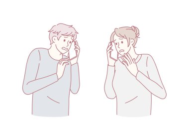 Korkan adam ve kadın cep telefonuyla konuşuyor. İletişimle ilgili endişeleri var. Korkmuş insanların akıllı telefonları olur, topluluk önünde konuşmaktan korkarlar. İçe dönük iletişim. Vektör illüstrasyonu.