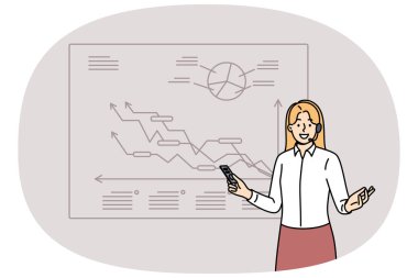 Pazarlama şirketinin başarılarından bahseden, büyüyen grafiklerle ekranın yanında duran bir iş adamı konferansı. İş konuşmacısı başarılı şirket stratejisi hakkında sunum yapıyor