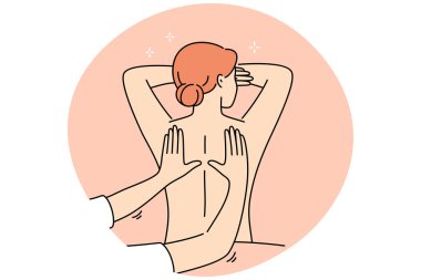 Kadın SPA salonunda masaj tedavilerine katılıyor, sırt üstü uzanıyor ve gençleştirme terapisinin tadını çıkarıyor. Masaj uzmanının elleri rahat bir kızın tenini yoğuruyor, zor bir haftadan sonra yoruldu.