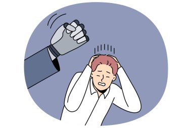 Robot, insanların yerine yapay zeka konsepti koyduğu için işçileri ofis kıyafetleriyle yumruklayarak cezalandırıyor. İş süreçlerinin hızla uygulanmasından ve personelin robotlarla değiştirilmesinden kaynaklanan distopi