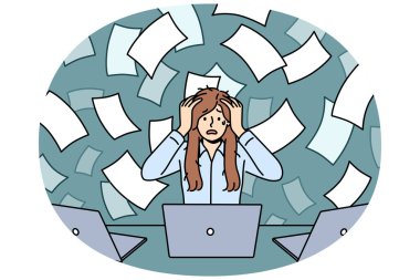 Aşırı çalışan bir kadın, uçan belgelerin arasında dizüstü bilgisayarlarla masada otururken aşırı yüklenme ve kavrama sorunu yaşıyor. Çok çalışan sekreter kız stres ve panik içinde evrak işleriyle uğraşıyor.