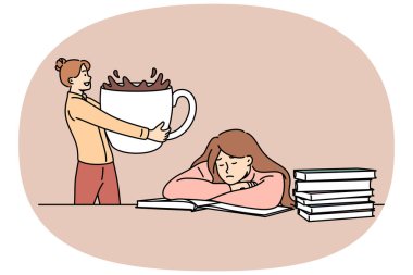 Kadın, sınavlara hazırlanmak için masada oturan yorgun kız öğrenciye bir sürü kahve getiriyor. İnsanlar gücünü geri kazanmak ve ders çalışırken konsantrasyonu artırmak için çok kahve içer.