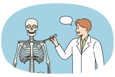 Tıp fakültesinde erkek öğretmen, insan iskeletinin yapısı hakkında konuşuyor ve gelecekteki doktorlara insanları tedavi etmeyi öğretiyor. Tıp fakültesindeki erkek öğrenci, hastalara ulaşmak için anatomi sınavına giriyor..