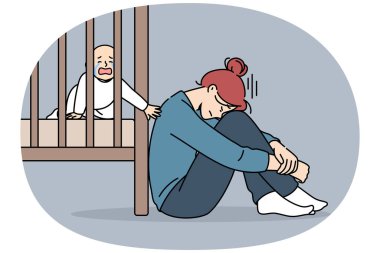 Doğum sonrası stresi olan bitkin bir anne ağlayan yeni doğmuş bir bebekle yerde oturuyor ve profesyonel bir dadıya ihtiyacı var. Oğluna dikkat etmeyen kızda doğum sonrası stres.