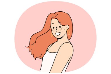 Yüzünde çilli bir kadın gülümsüyor ve makyajsız doğal güzelliğini gösteren ekrana bakıyor. Çilli neşeli genç kız ışıl ışıl duygular ve gülücükler yaşıyor.