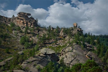 Doğu Kazakistan. Bayanaul Doğal Dağ Parkı sonsuz bozkırların ortasında. Eski kalıntıların yaşı yaklaşık 30 milyon yıl..