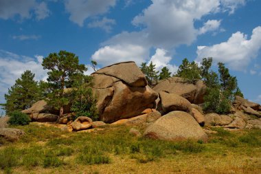 Doğu Kazakistan. Bayanaul Doğal Dağ Parkı sonsuz bozkırların ortasında. Eski kalıntıların yaşı yaklaşık 30 milyon yıl..