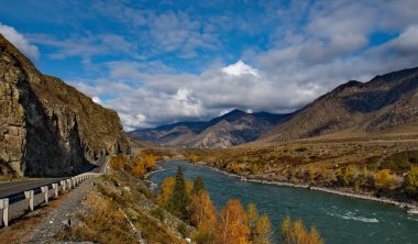 - Rusya. Altai Dağı. Maly Yaloman köyü yakınlarındaki Chui yolu boyunca Katun nehri..