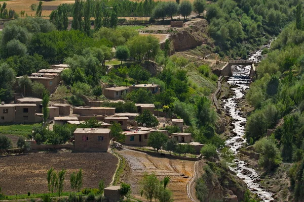Central Asia. Afghanistan. Huts made of clay and stone in a mountain village on the left coast of the border river Panj. — Stock Image Central Asia Afghanistan Huts Made Clay Stone Mountain Village Left Stock Image