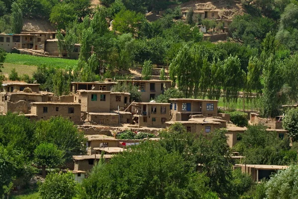 Central Asia. Afghanistan. Huts made of clay and stone in a mountain village on the left coast of the border river Panj. — Stock Image Central Asia Afghanistan Huts Made Clay Stone Mountain Village Left Stock Picture
