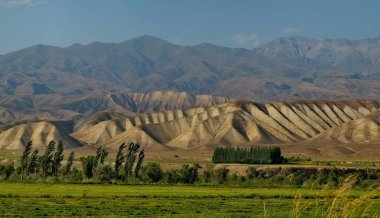 Kırgızistan. Kechirim kenti yakınlarındaki Pamir otoyolunun kuzeydoğu bölümü.