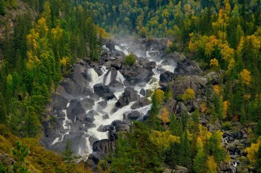 - Rusya. Altai Dağı. Chulcha Nehri üzerinde çağlayan şelale 
