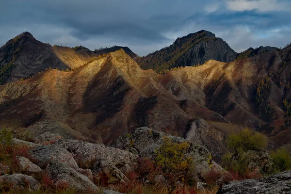 Russie Montagne Altaï Illuminées Par Les Rayons Soleil Couchant Les — Photo