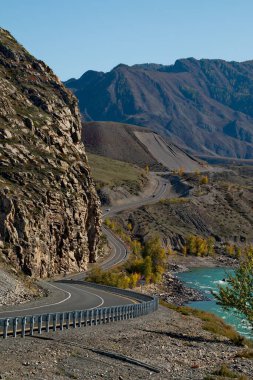 - Rusya. Altai Dağı. Katun Nehri 'nin yüksek dağlarla çevrili kayalık kıyıları sayesinde Chui bölgesi neredeyse tamamen tehlikeli ama çok pitoresk bir hal aldı..