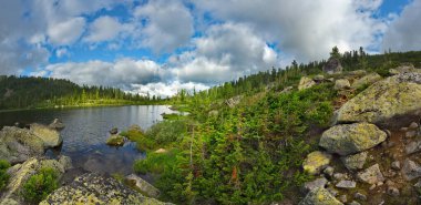 - Rusya. Krasnoyarsk bölgesi, Doğu Sayanlar. Doğal dağ Parkı 