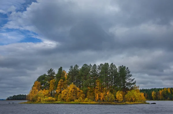 ロシアだ カレリア共和国 ボドロゼロ湖の生い茂った島の秋 その木造正教会で有名な — ストック写真